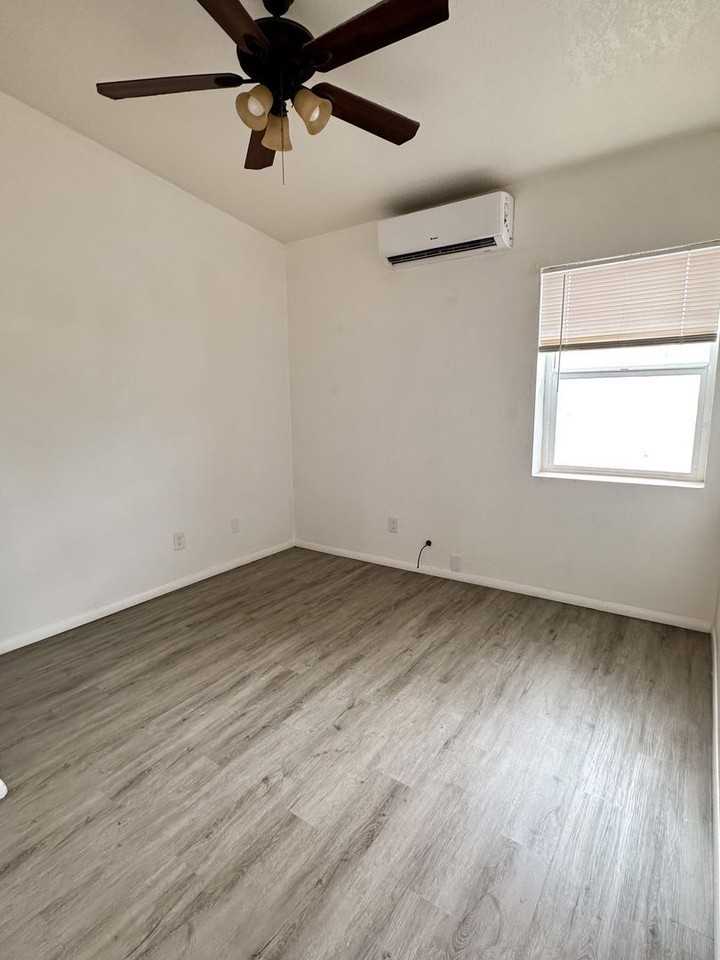 1376 N Country Club Rd - Photo 7 of 9