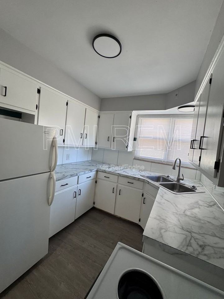 2020 W Market St #5 - Photo 3 of 30