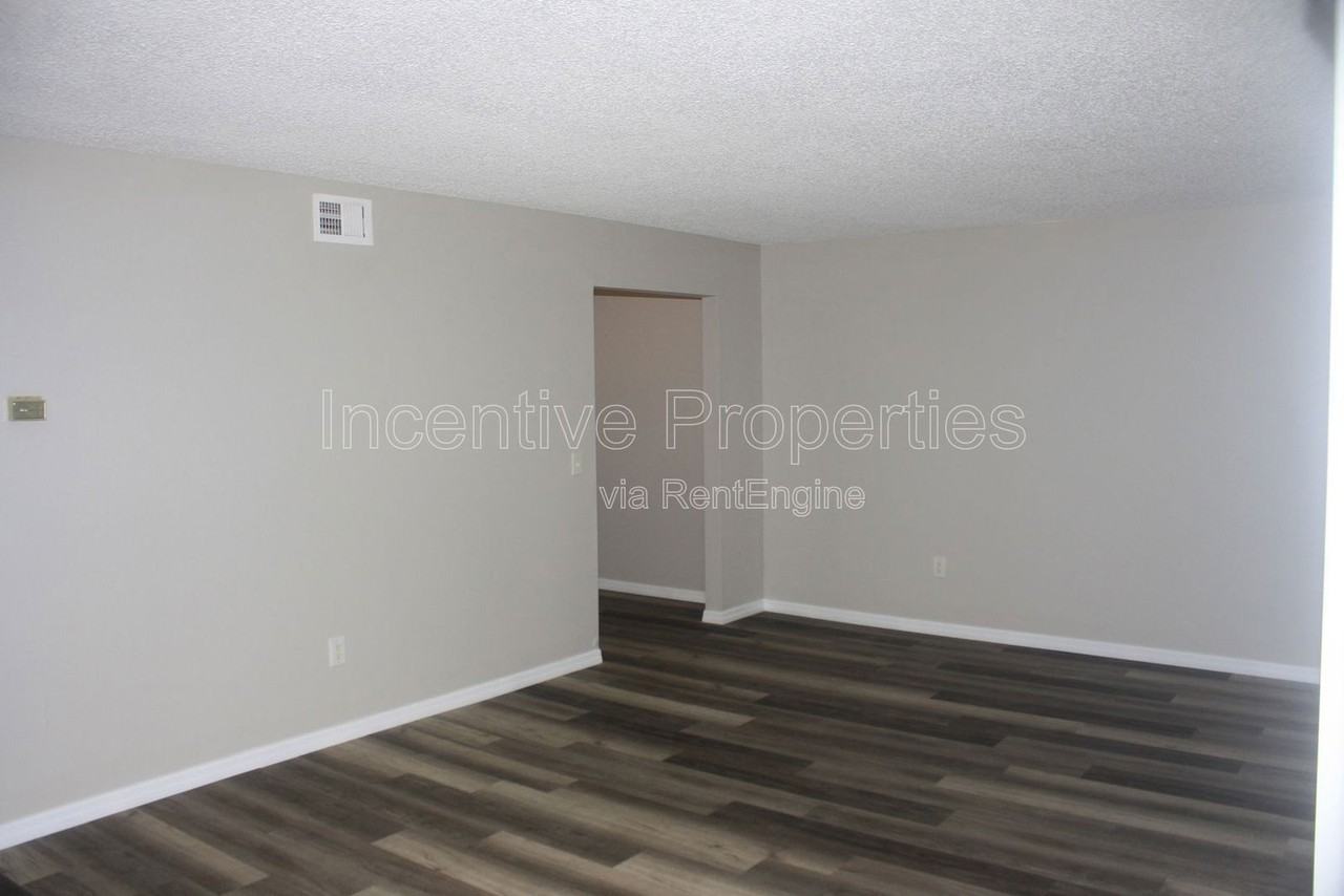 4176 Versailles Dr #D - Photo 7 of 24