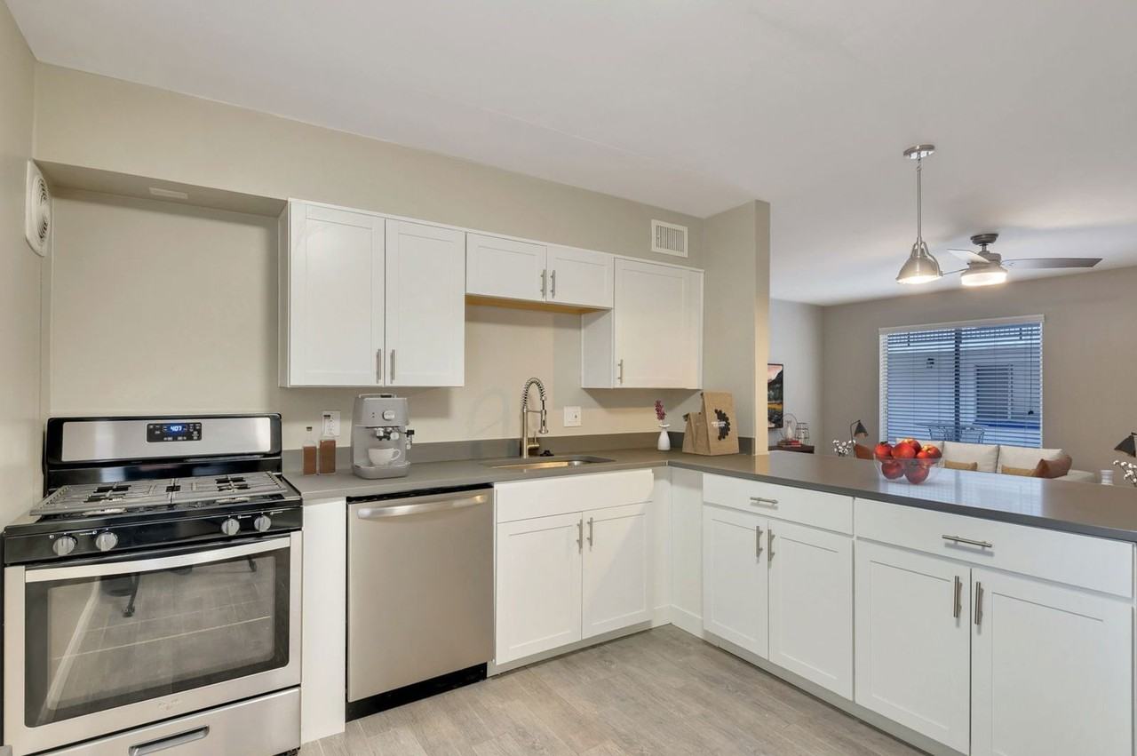 714 E 10th St #18 - Photo 4 of 26