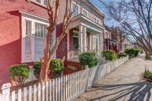 featured image of 138 W Clay St