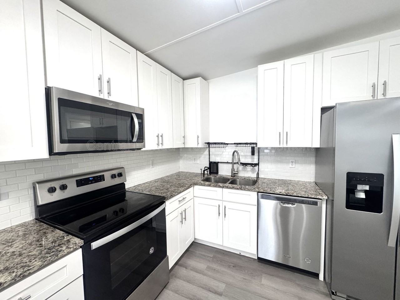 1504 W 18th St - Photo 7 of 25