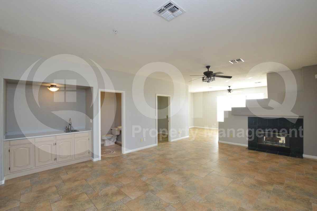 25940 N 82nd St - Photo 6 of 28