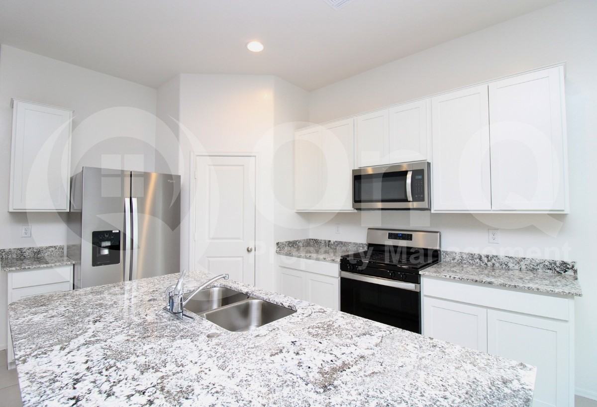 15604 W Smoketree Dr - Photo 3 of 20