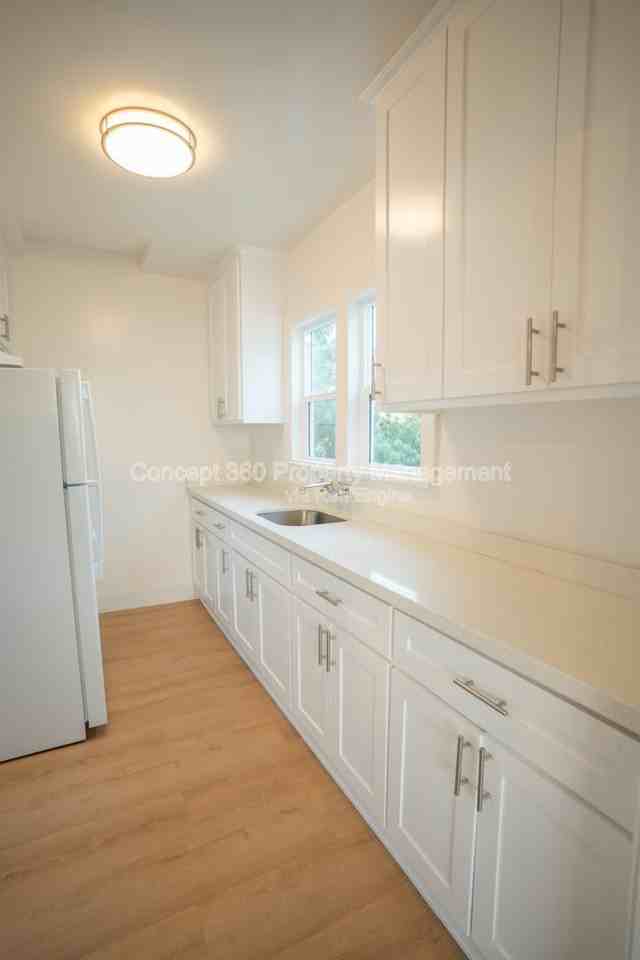 1421 1/2 Obispo Ave - Photo 3 of 13