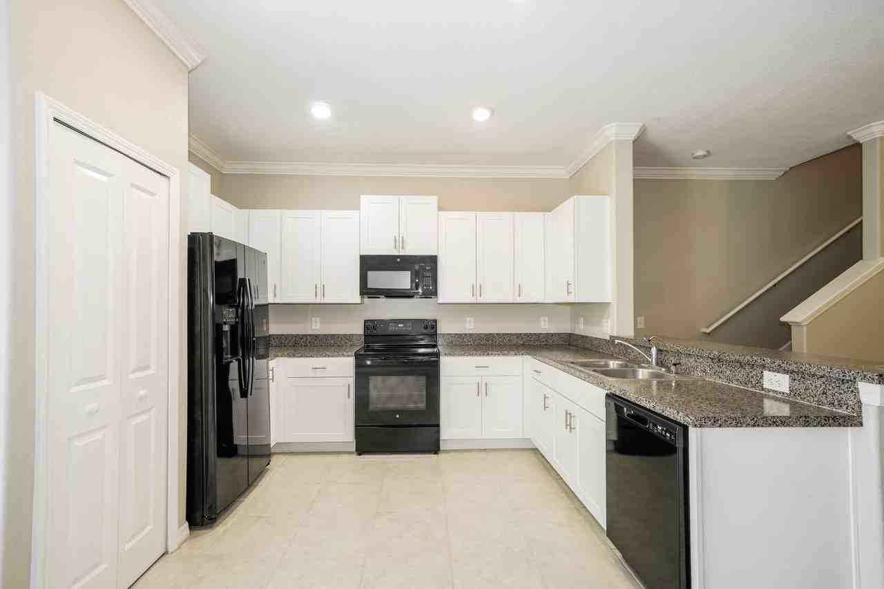 1552 Cassius St - Photo 6 of 20