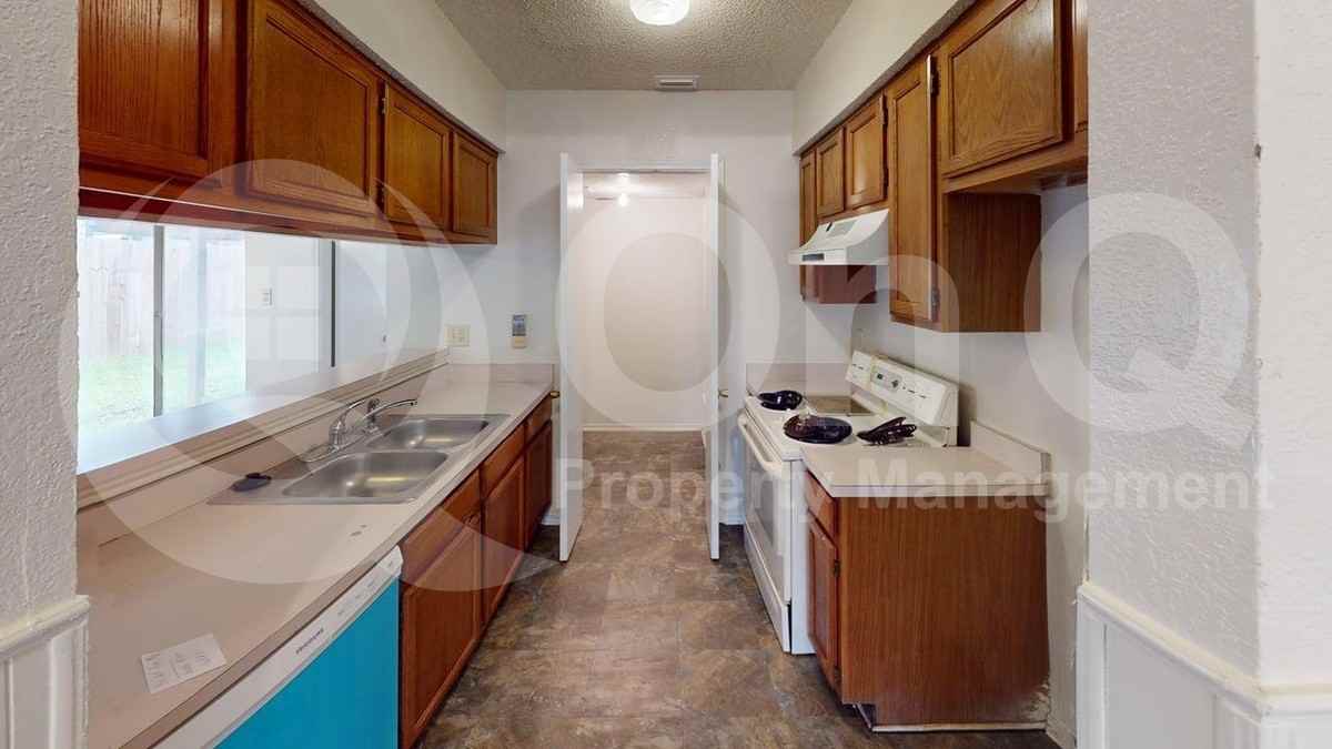 732 Versailles St - Photo 3 of 17