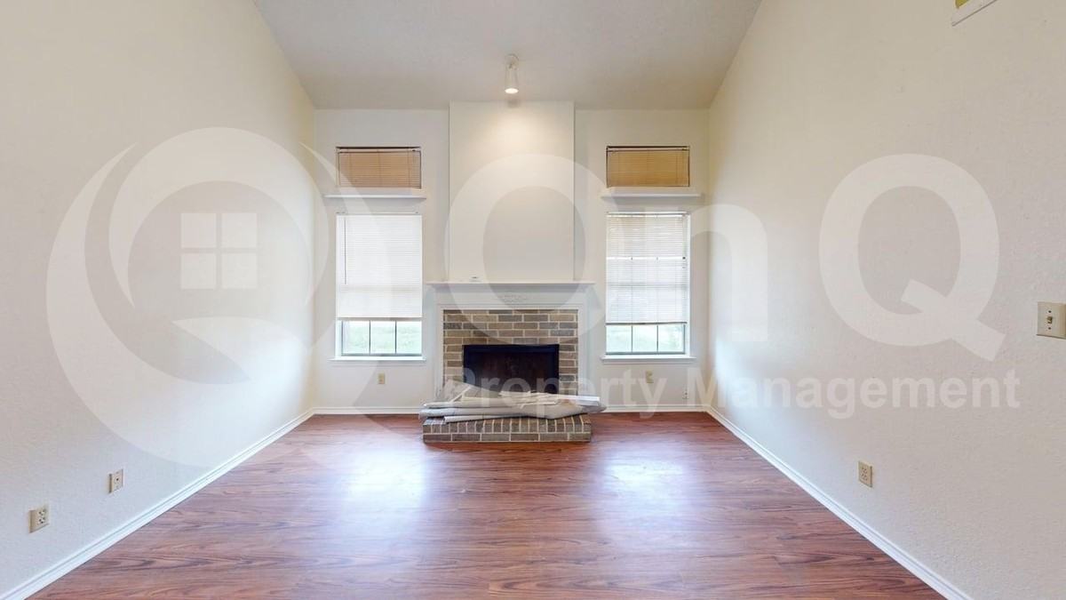 732 Versailles St - Photo 4 of 17