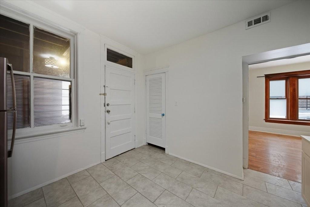 4000 N Southport Ave - Photo 2 of 11