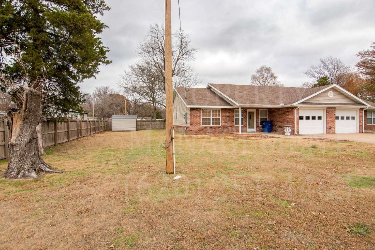 110 E 8th St - Photo 7 of 25