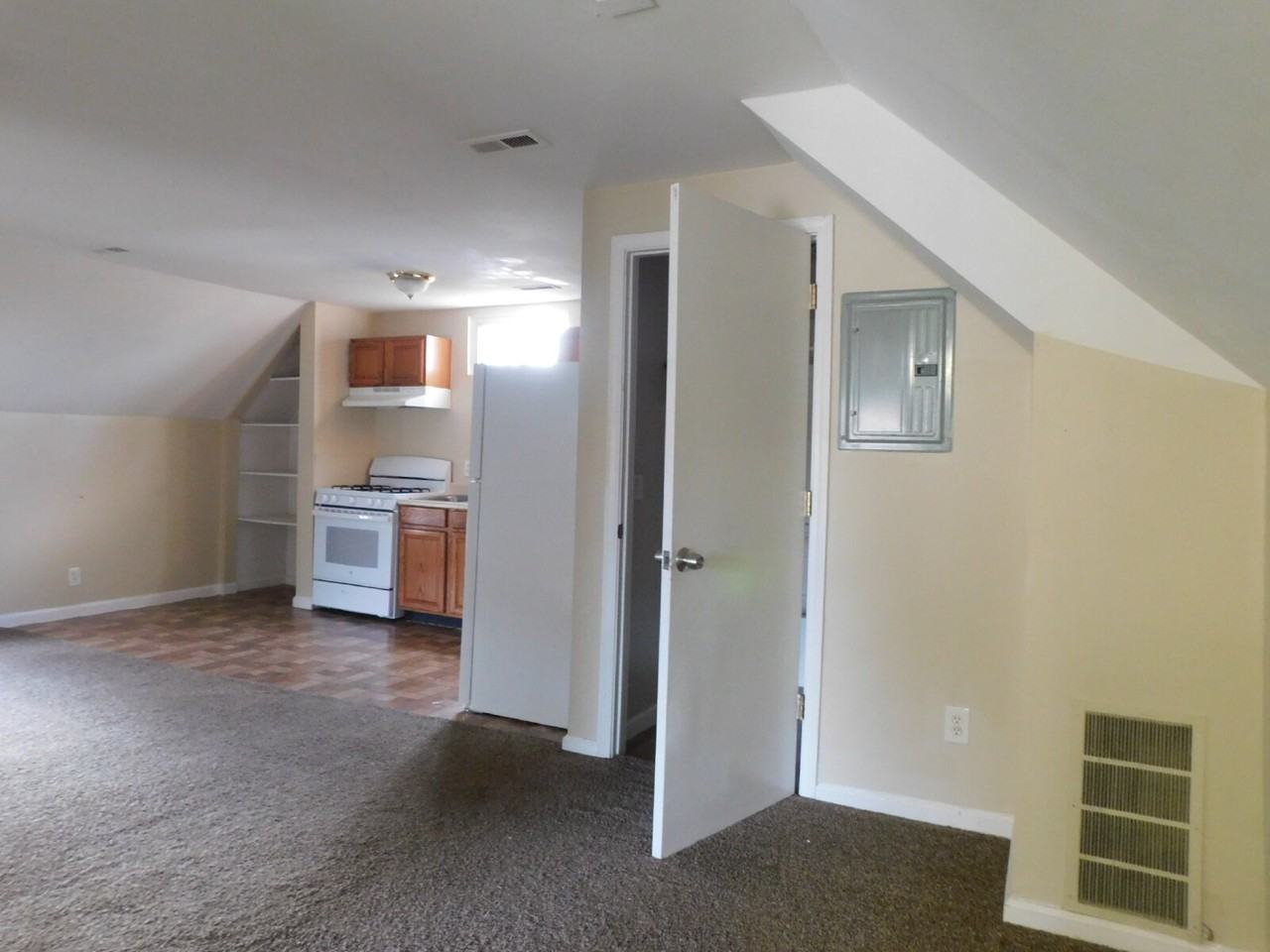 1116 Hancock St - Photo 4 of 9