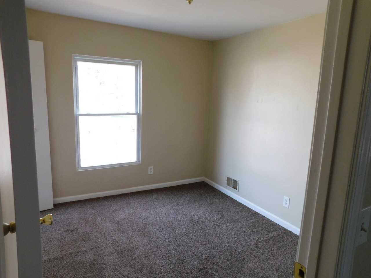 1116 Hancock St - Photo 6 of 9