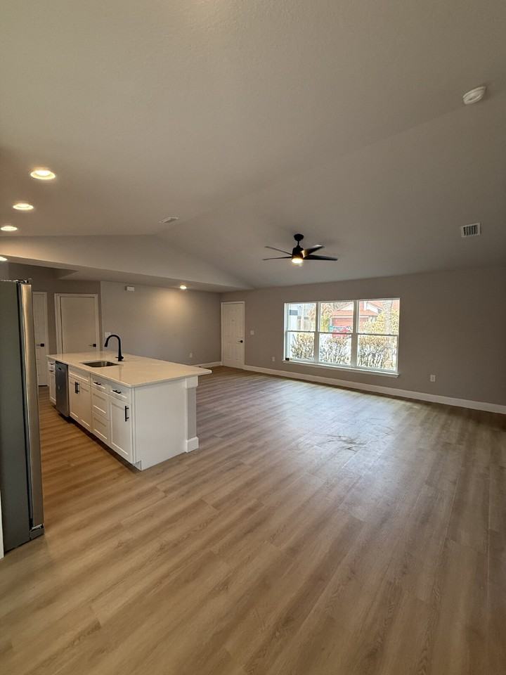 2255 Plantation Dr - Photo 3 of 5