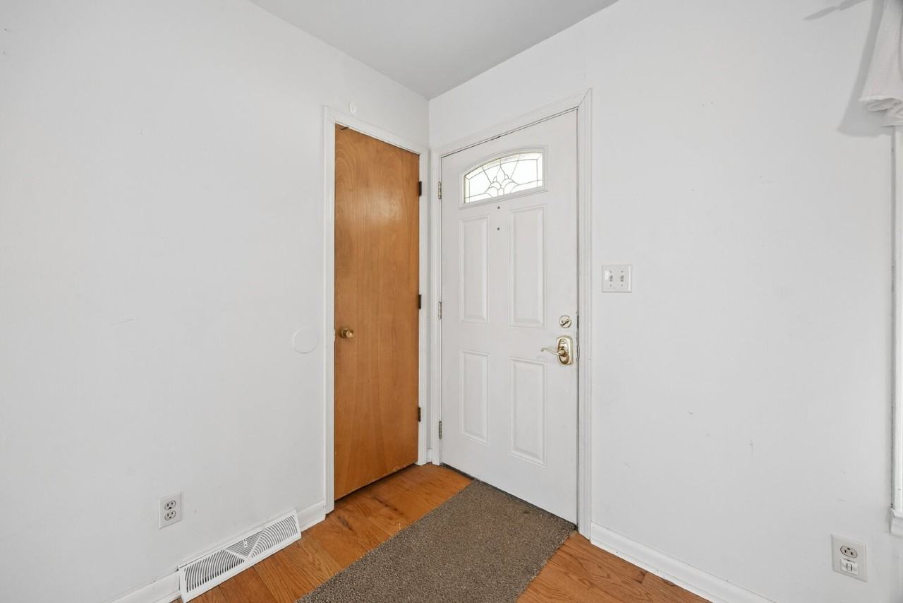 1037 Stoneybrook Ln - Photo 3 of 31