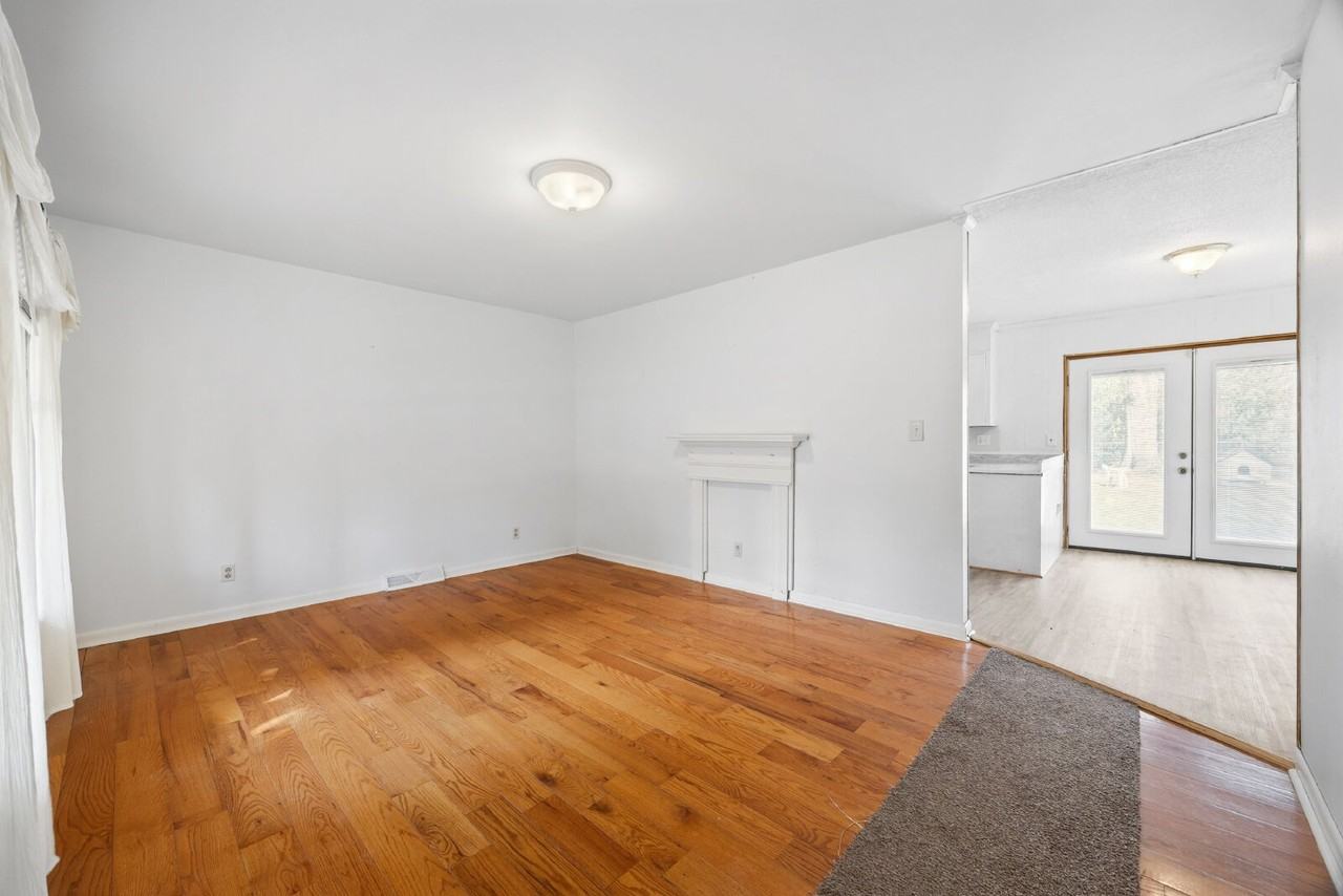 1037 Stoneybrook Ln - Photo 4 of 31