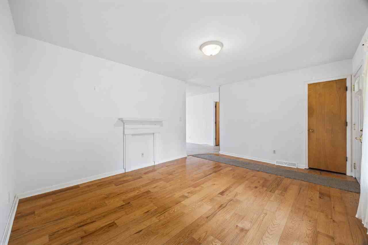 1037 Stoneybrook Ln - Photo 5 of 31