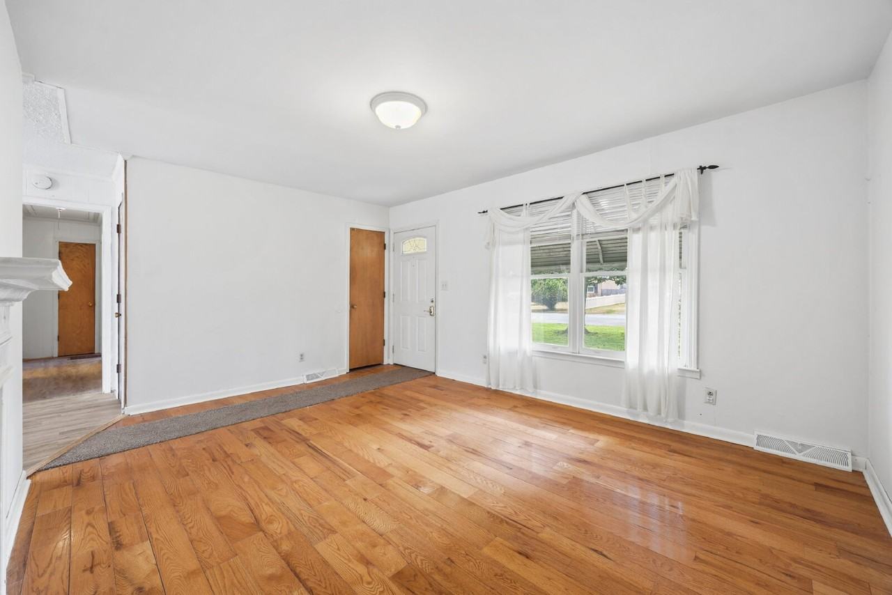 1037 Stoneybrook Ln - Photo 6 of 31