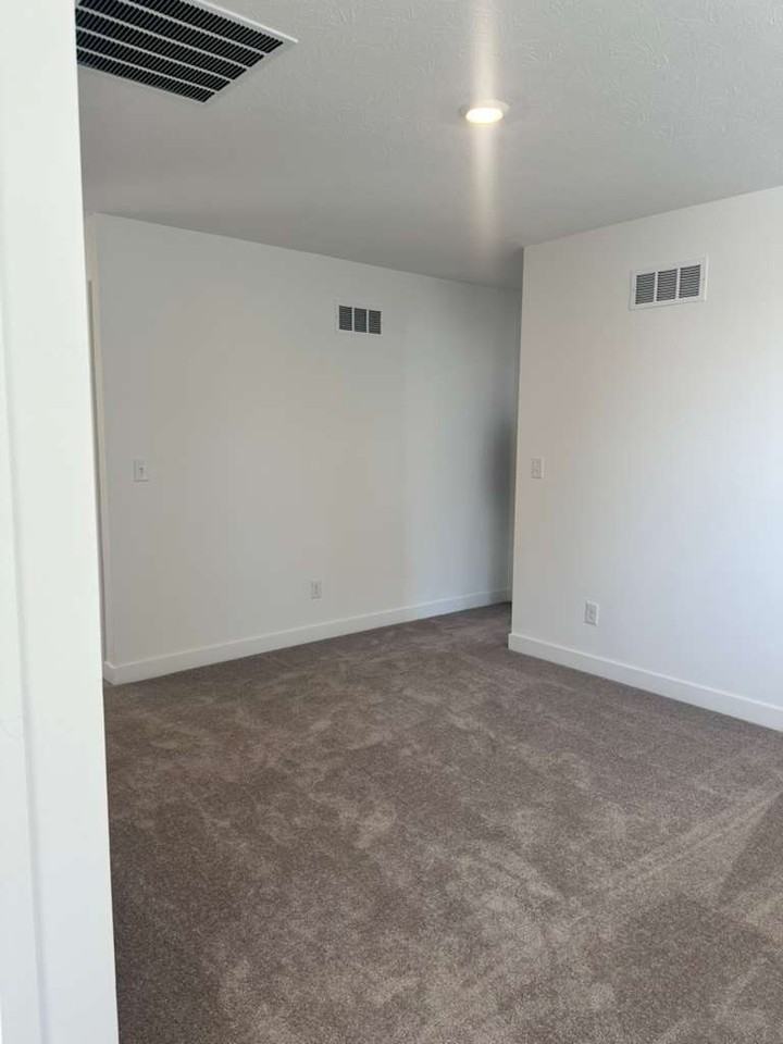 2762 Hardin Pl - Photo 2 of 15