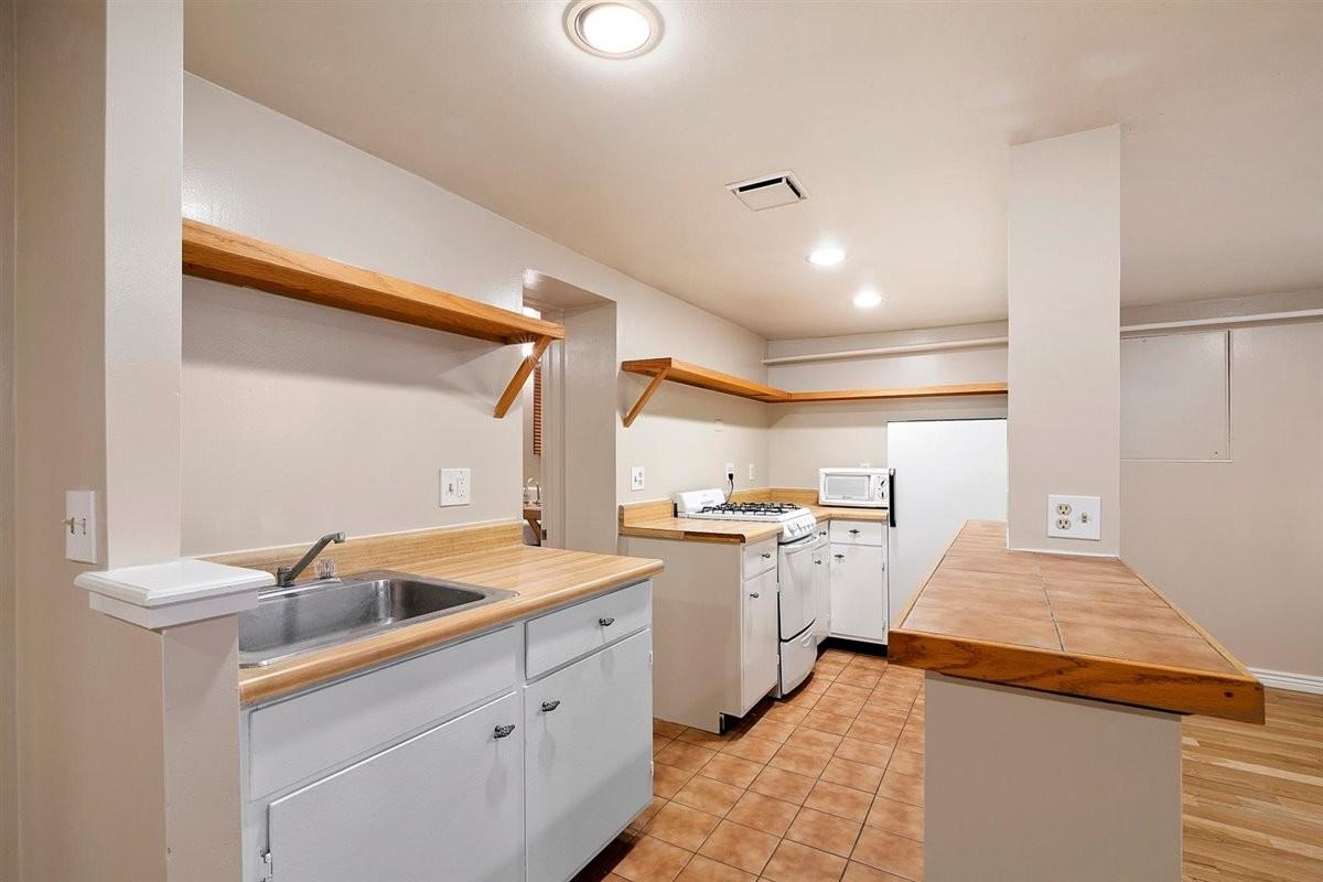 1439 Detroit St #7 - Photo 4 of 9