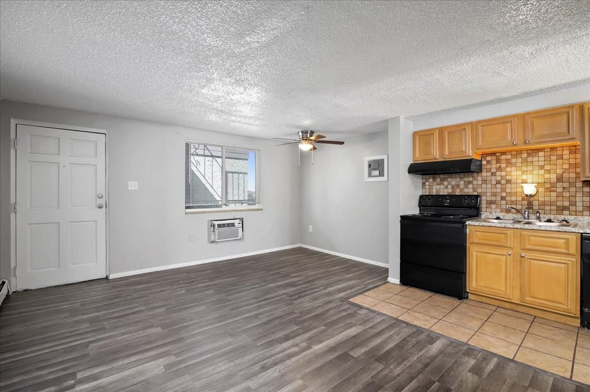 3655 S Pennsylvania St #201 - Photo 5 of 10