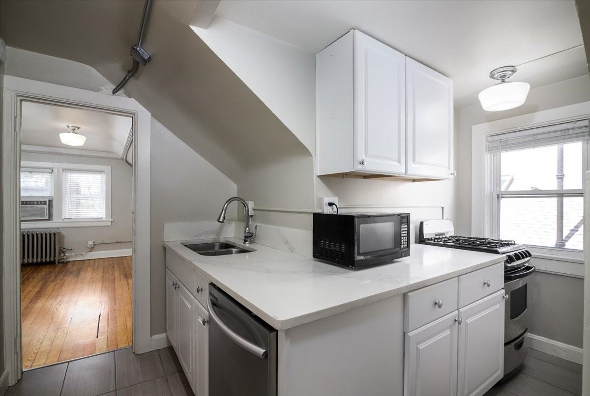 1075 N Clarkson St #13 - Photo 4 of 18