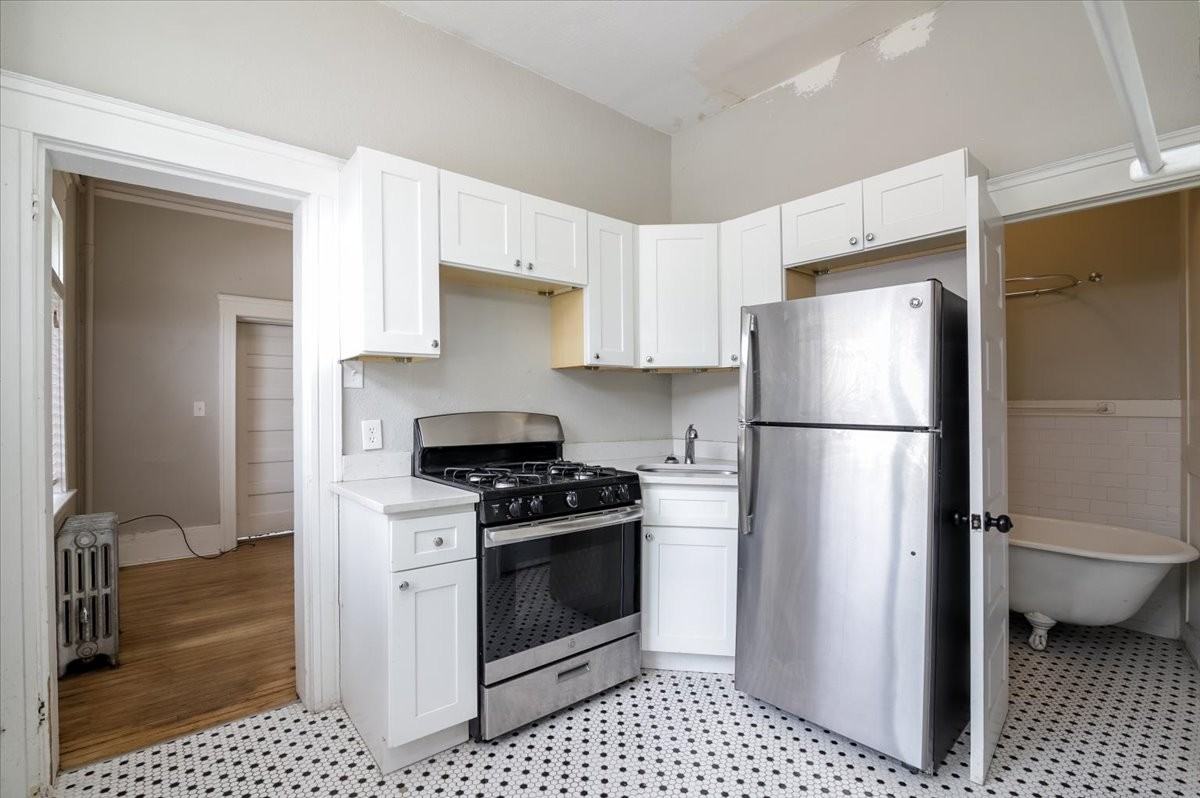 1075 N Clarkson St #13 - Photo 6 of 18