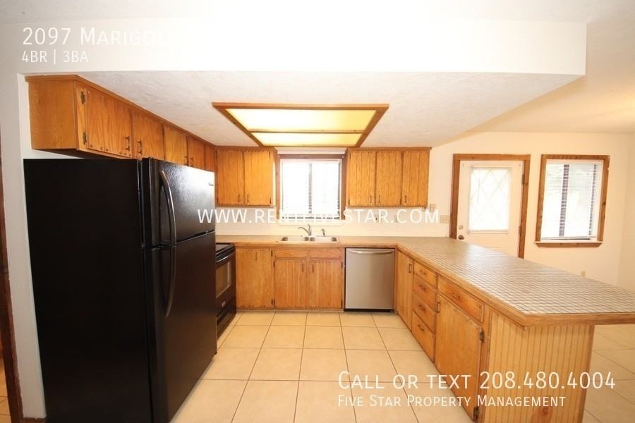 2097 Marigold St - Photo 6 of 40