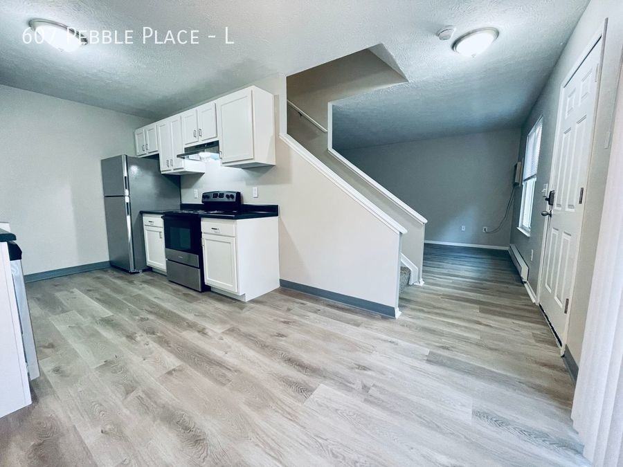 607 Pebble Place Dr #L - Photo 3 of 40