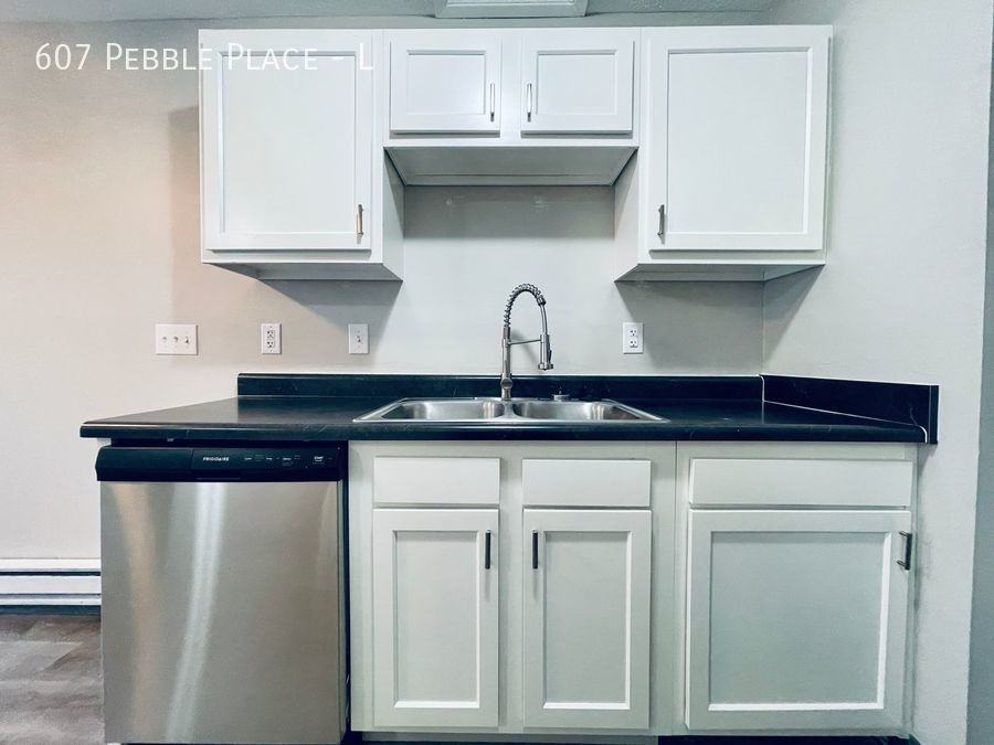 607 Pebble Place Dr #L - Photo 5 of 40