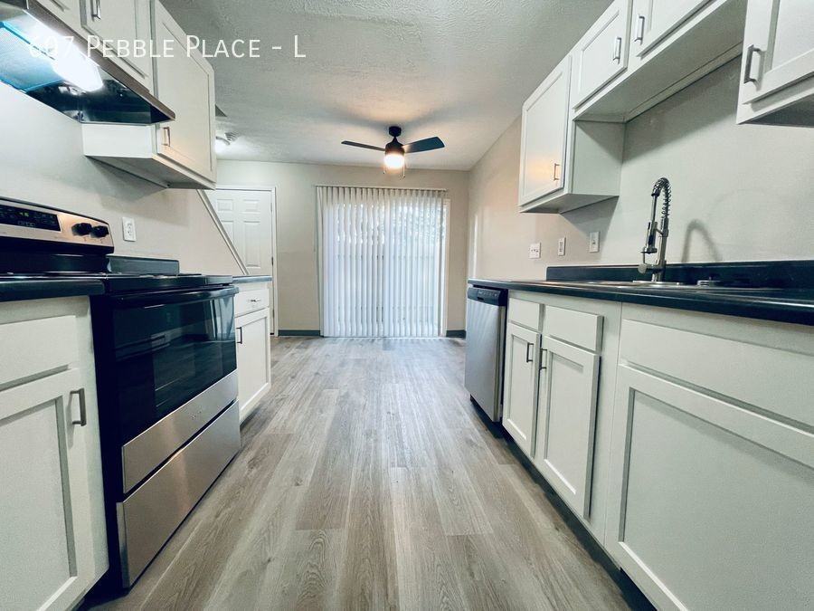 607 Pebble Place Dr #L - Photo 7 of 40