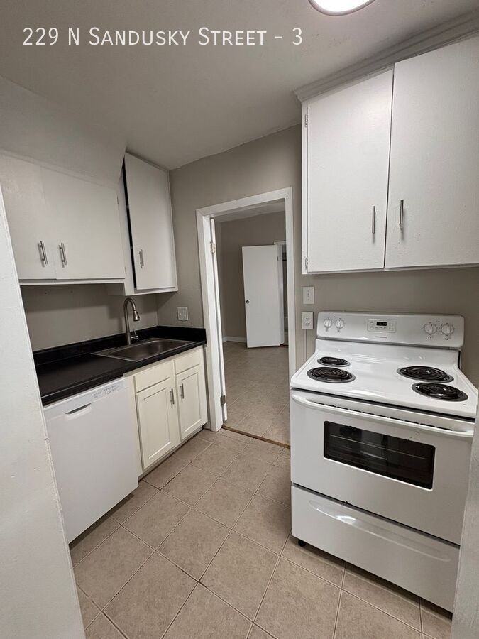 229 N Sandusky St #3 - Photo 7 of 16