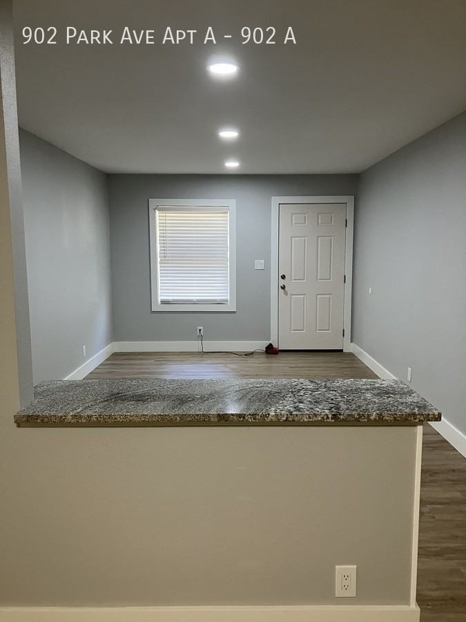 902 Park Ave W Apt A #902A - Photo 3 of 9