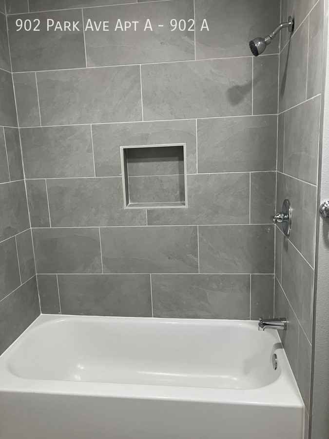 902 Park Ave W Apt A #902A - Photo 4 of 9