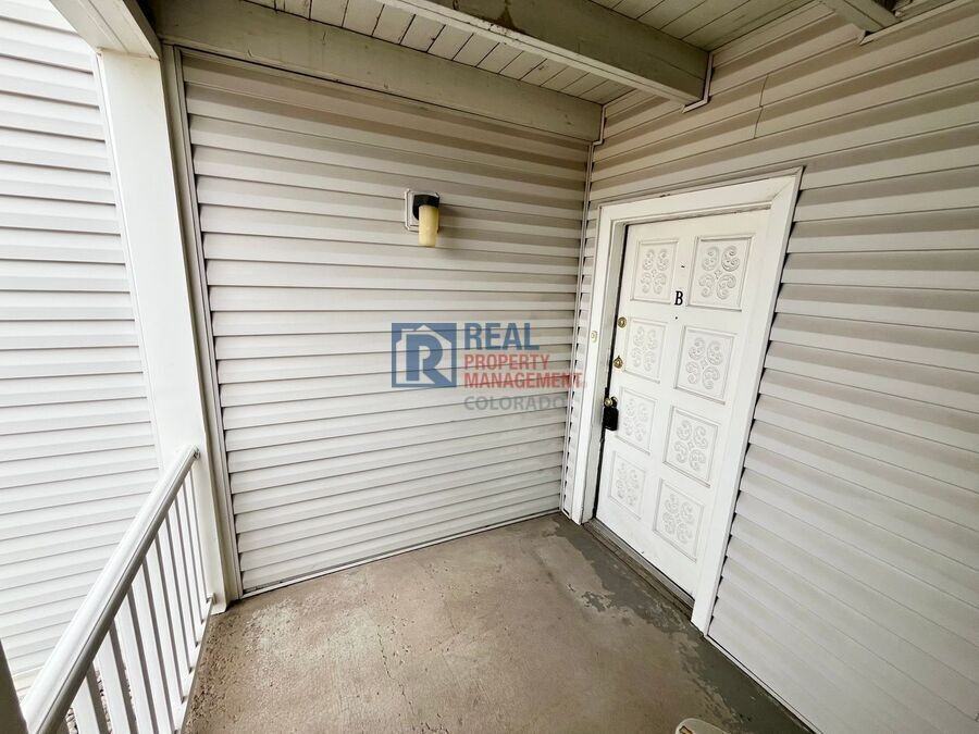 3305 S Monaco Street Pkwy - Photo 2 of 14