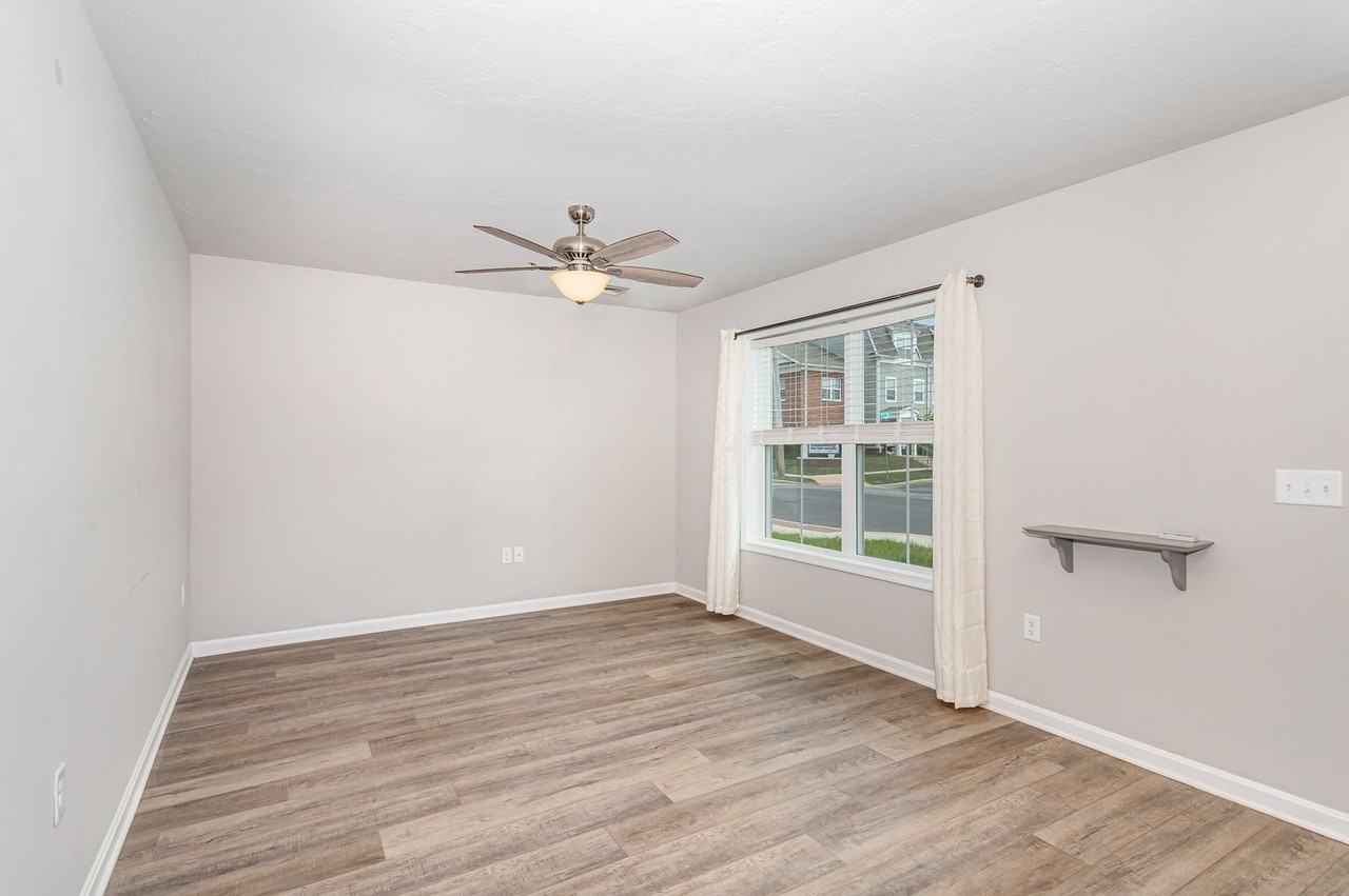 652 N College St - Photo 6 of 31