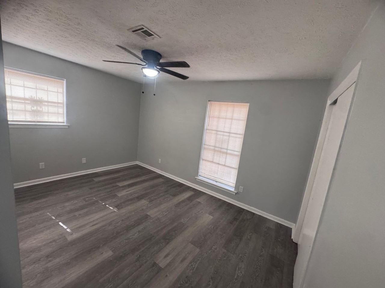 4859 Alamont Dr - Photo 4 of 8