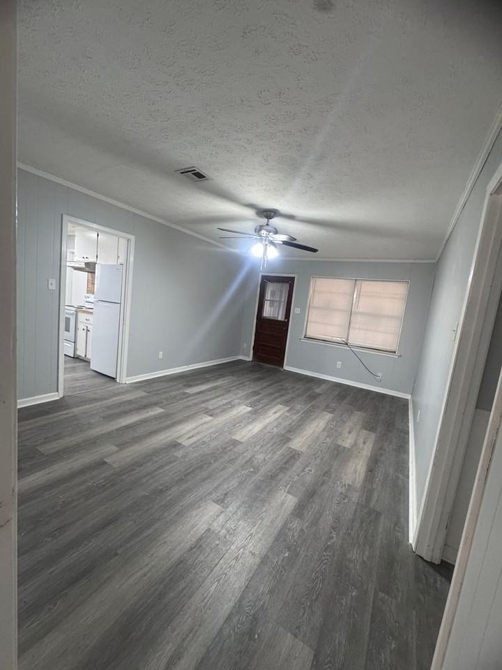 4859 Alamont Dr - Photo 6 of 8