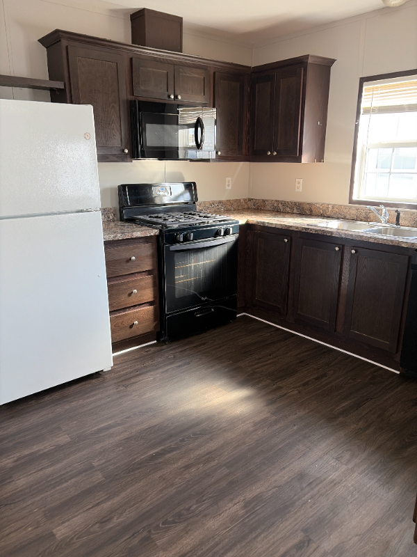 214 Lakeshore Cir #214 - Photo 2 of 4