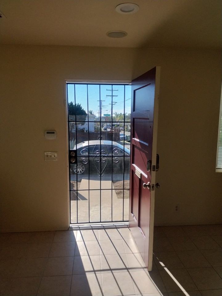 1439 Burton St - Photo 3 of 14