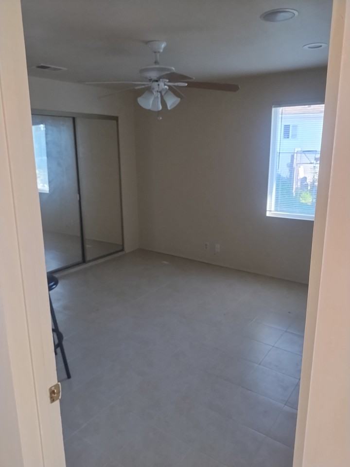 1439 Burton St - Photo 4 of 14