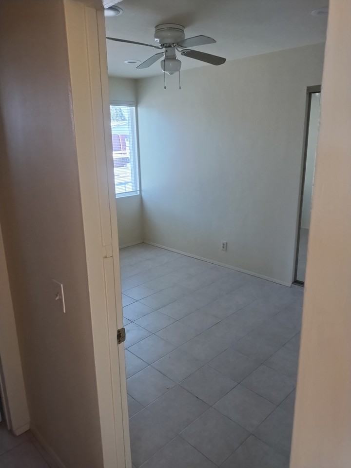 1439 Burton St - Photo 5 of 14