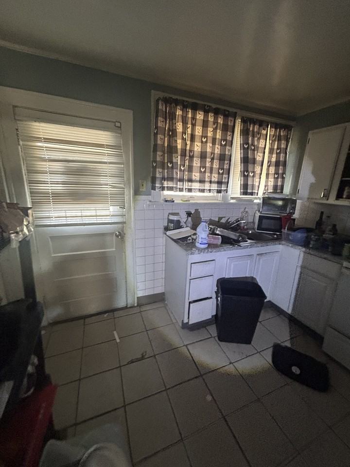 4025 Beachwood Ave - Photo 5 of 20