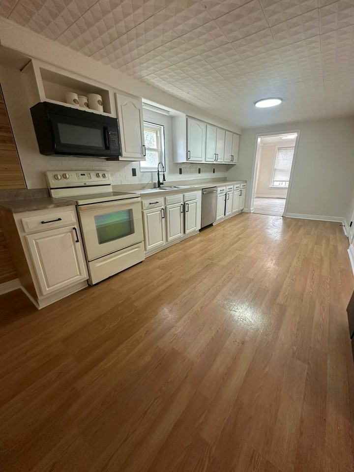 125 East Market Street - Photo 2 of 23