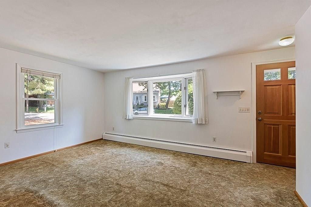 1607 Longwood Dr - Photo 2 of 3