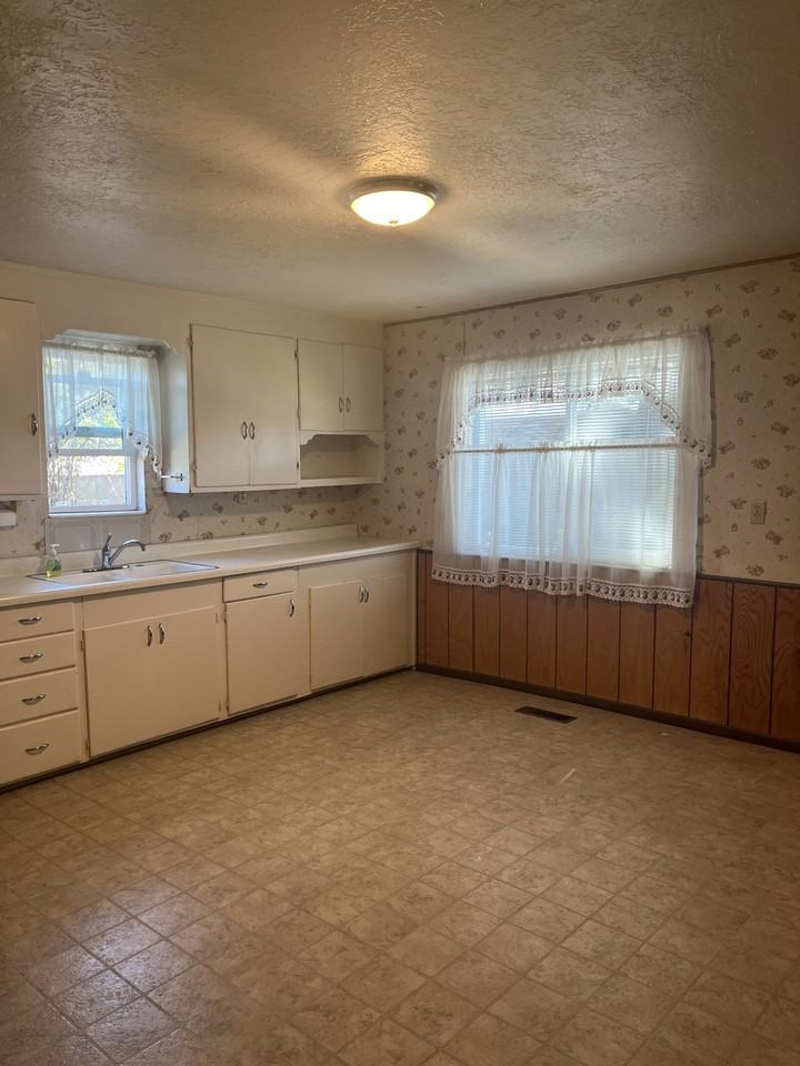 365 E Main St #1 - Photo 6 of 32