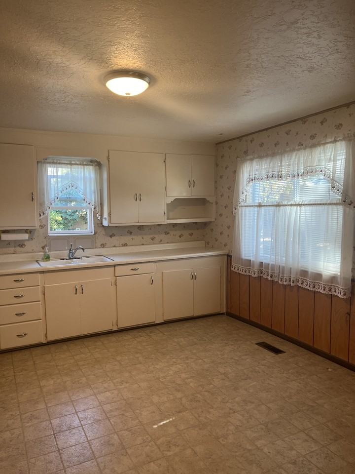 365 E Main St #1 - Photo 7 of 32