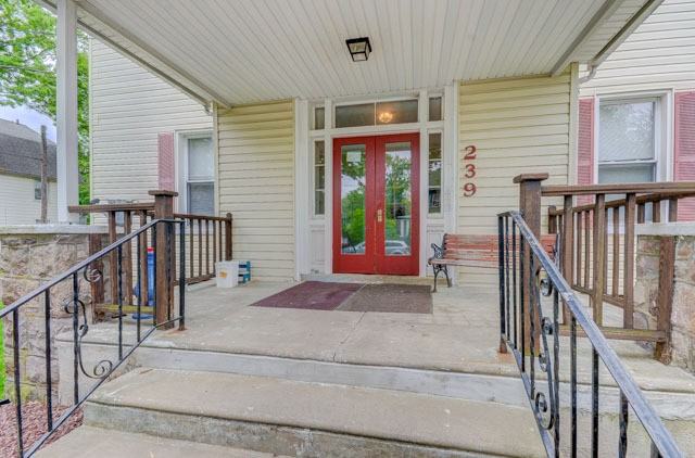 239 Vine St - Photo 3 of 10