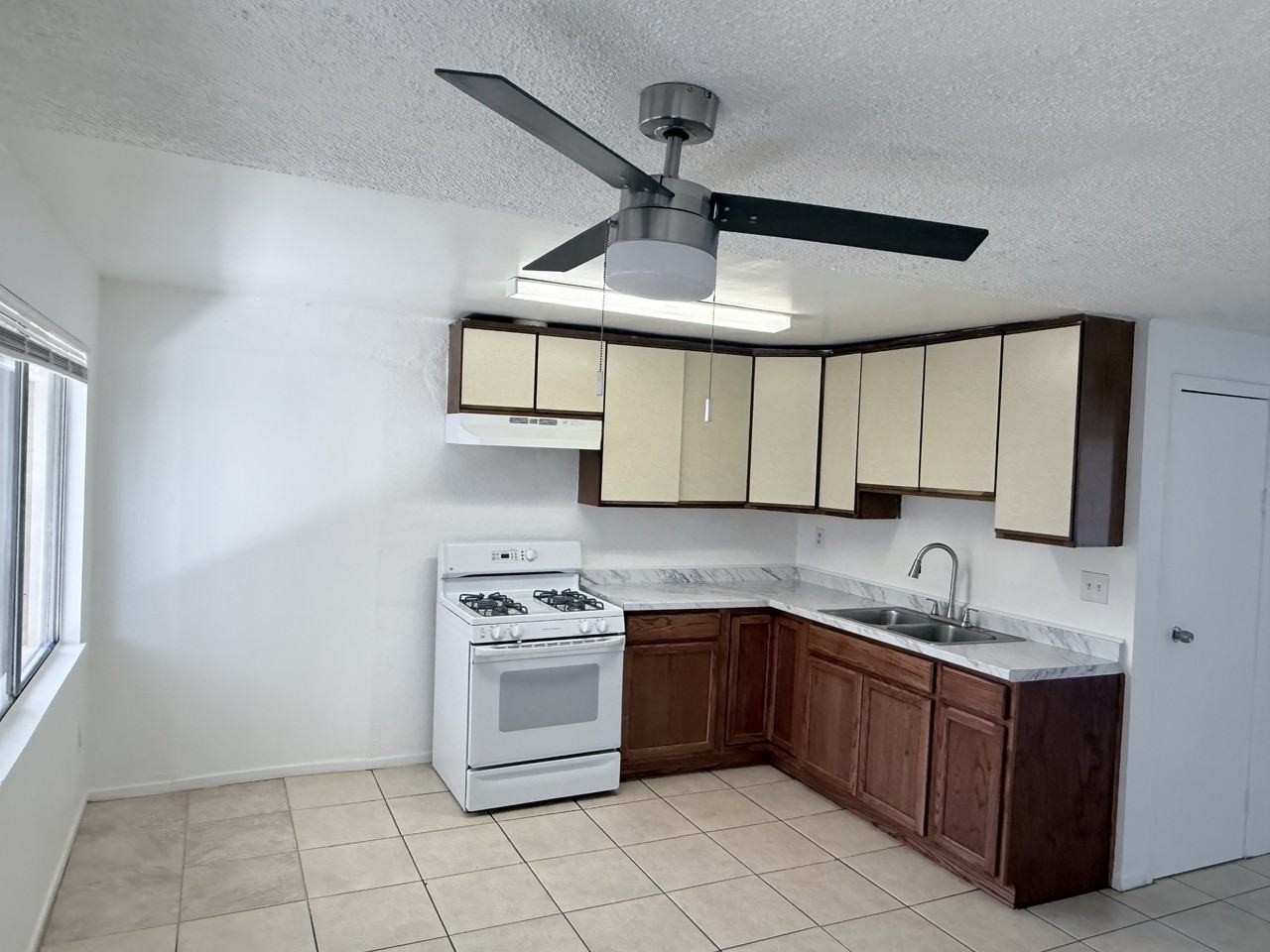 24454 Myers Ave - Photo 6 of 9