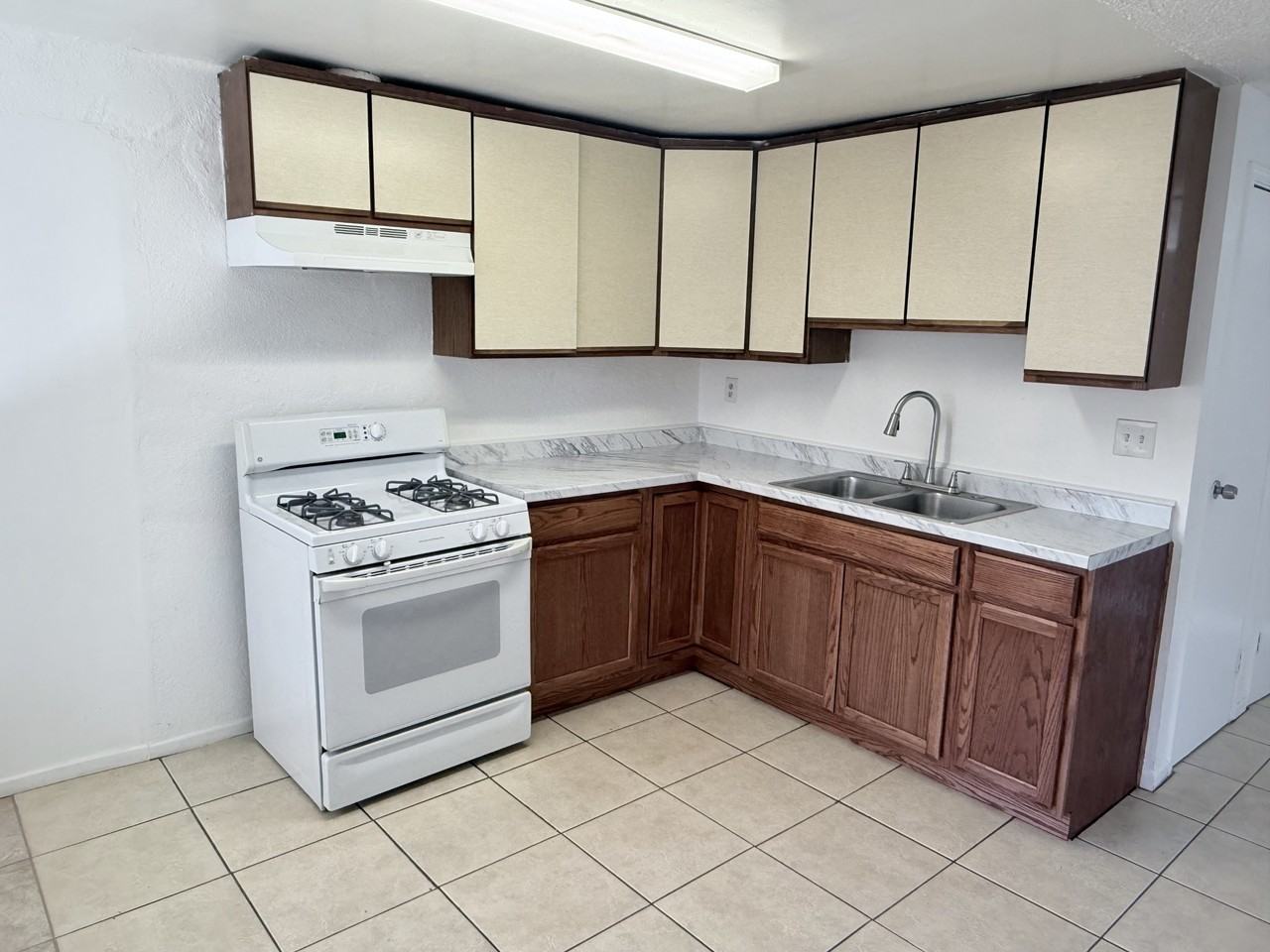 24454 Myers Ave - Photo 7 of 9