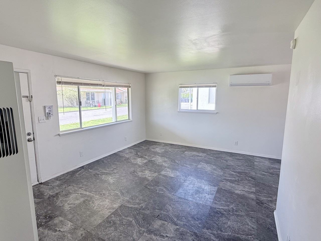 24460 Myers Ave - Photo 7 of 27